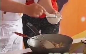 將醃製半小時後的助手連同材料下鍋