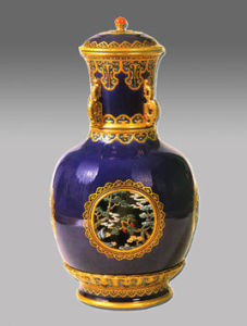 藍釉描金粉彩開光轉心瓶 藍釉描金粉彩開光轉心瓶