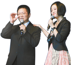 姚峰與姚貝娜在廣西藝術學院的音樂會上父女同台。