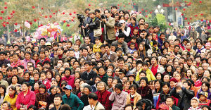 下近萬人觀看錶演