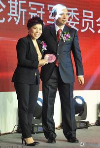 李徑宇（右）頒獎，鄧亞萍領獎