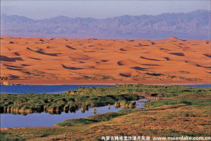 騰格里沙漠月亮湖