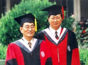 孟曉蘇獲博士學位後與導師厲以寧教授合影