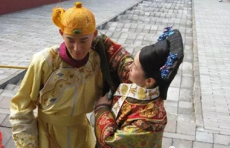 慈禧的個人私生活縮影:穿金戴銀、搓麻將、扮菩薩、和太監一起玩 慈禧的個人私生活縮影:穿金戴銀、搓麻將、扮菩薩、和太監一起玩