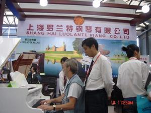國外客戶現場彈奏羅蘭特鋼琴