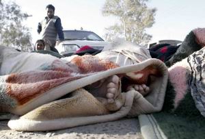 （圖）在伊朗東南部克爾曼省巴姆市一名遇難兒童的遺體