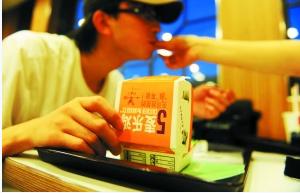 2010年7月5日，北京一家麥當勞餐廳，一名顧客正在吃麥樂雞。