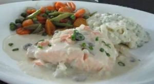 水煮三文魚配培根洋蔥奶油醬汁 水煮三文魚配培根洋蔥奶油醬汁