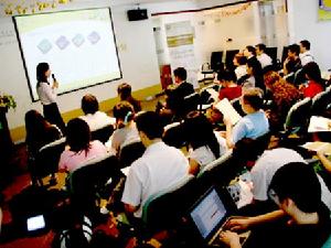 有關人員正在介紹尊榮歲月國際醫療保障計畫產品