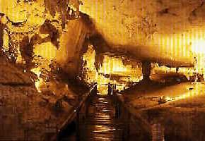 莫魯山國家公園岩洞