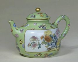 清乾隆綠地粉彩開光菊石紋茶壺
