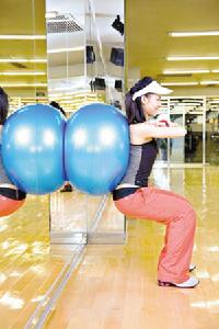 健身球：收緊臀部