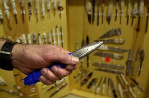 每天23個小時，他們有的是時間製造武器；另一個小時，就可以伺機大打出手。