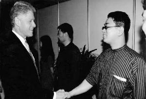 （圖）1998年，“構築21世紀的中國”座談會上，柯林頓稱王海為“中國消費者的保護者”