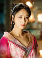 鶯哥胞妹，但溫柔善良。 