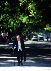 張光斗院士行走在清華大學校園裡