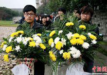 南京市民悼念大屠殺同胞遇難73周年