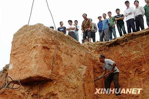 工人在廣西明代古墓考古發掘現場發掘棺槨