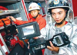 （圖）佩戴消防頭盔的消防員