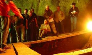 在俄羅斯西伯利亞阿爾泰山脈的一個洞穴內，考古人員發現了的一塊指骨或屬於新人種