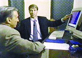 腦指紋技術發明人法韋爾博士（右）正在介紹這項技術。