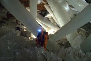 水晶洞內部的地形非常複雜，行走非常困難