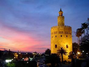 晚霞下的西班牙黃金塔