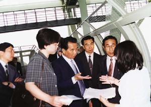 吳官正參觀明石海峽大橋