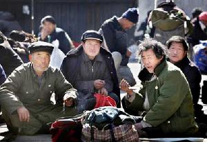 中國全國“兩會”將在下周召開。昨天，數以千計的上訪民眾，在北京市某政府大樓外紮營，準備上訪。（