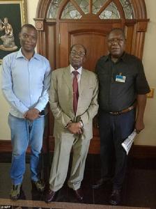 穆加貝（中）與安布羅斯&middot;穆廷希里（右）