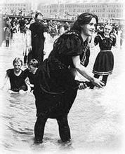 19世紀末的女性在沙灘邊遊玩