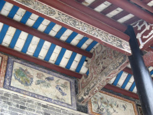 圖為岑氏古建築上的雕樑畫棟