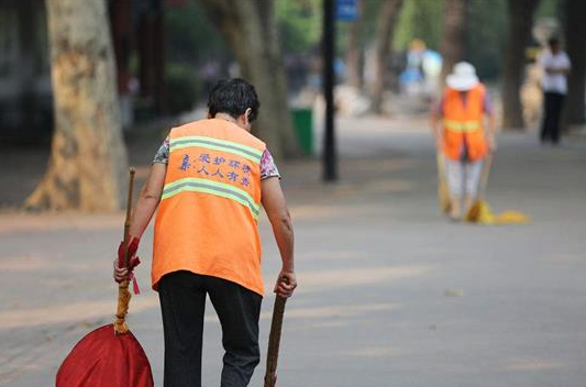 環衛工:外賣雖然方便了,但我們工作量大了幾倍 環衛工:外賣雖然方便了,但我們工作量大了幾倍