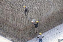 工人進行焊接工作