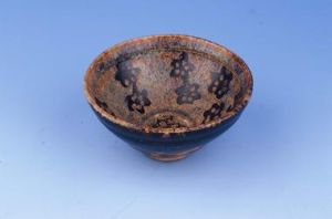 宋吉州窯梅花紋黑釉小盞 宋吉州窯梅花紋黑釉小盞