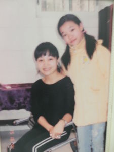 童年時期與袁莎老師合影