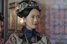 慧貴妃最常穿的吉服和鈿子，帶著逗趣的眼神