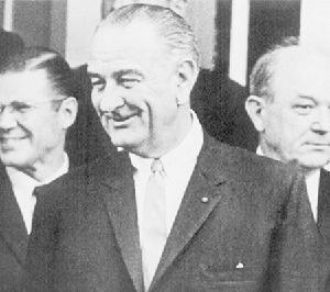 照片中的詹森春風得意，他如願以償地當上了美國總統。然而他的政績和他的名聲一樣糟糕，因為正是在他的倡導下，美國全面深化了那場臭名昭著的越南戰爭。