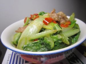 剁椒蔥香小白菜炒肉片