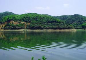 通城縣黃袍山湖泊（姜詠勝攝）
