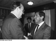 1987年，阿里亞斯和聯邦德國外交部長根舍
