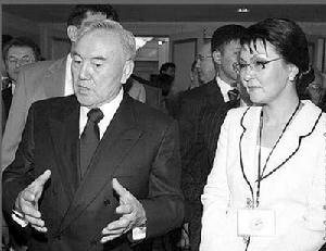 （圖）納扎爾巴耶夫與女兒達里加