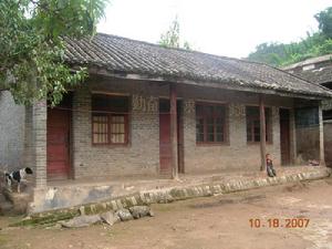 窪底河自然村一組村學校全景