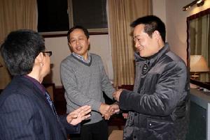 八一製片廠電視劇部主任王然(中)和周奎明