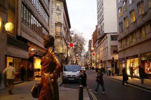 倫敦街頭的紳士雕像