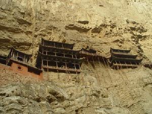 衡山三教殿中老子像居左，孔子像居右，釋迦牟尼像居中，充分體現了恆山三教合流的特點