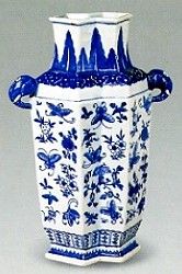 青花花蝶紋象耳方勝瓶 青花花蝶紋象耳方勝瓶