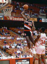 “滑翔機”扣籃