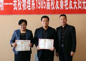 郭崇林（右一）