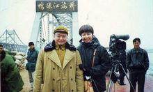 丁笑宜（左）拍攝《抗美援朝》在丹東留影